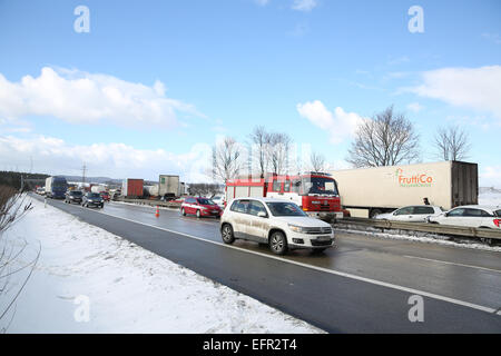 Jihlava, Tschechische Republik. 8. Februar 2015. Die Autobahn D1 Prag, Brünn mit war für mehrere Stunden in Richtung Prag auf der 117. Kilometer über einen Verkehrsunfall mit Dutzenden von Pkw und LKW geschlossen. Neunzehn Jahre alt erlitt Verletzungen in der Pile-Up, die aus noch unklaren Gründen vor Mittag, in der Nähe von Jihlava, Tschechische Republik, auf Sonntag, 8. Februar 2015 aufgetreten. © Jaroslav Loskot/CTK Foto/Alamy Live-Nachrichten Stockfoto