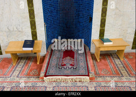 ENSCHEDE, Niederlande - 08 FEBRUARI, 2015: Der Ort des Gebets vor dem Mihrab in einer kleinen Moschee in den Niederlanden Stockfoto