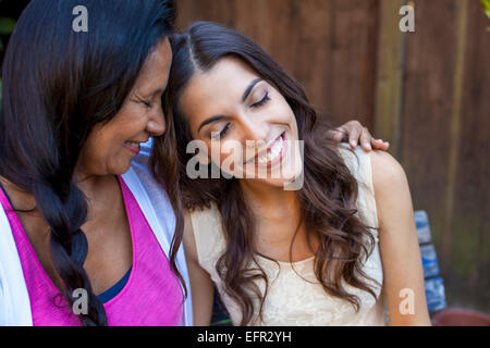 Mutter und Tochter teilen zärtlichen moment Stockfoto