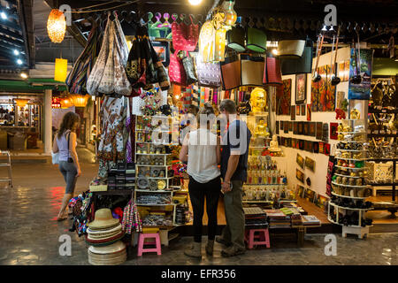 Touristen auf dem Nachtmarkt, Siem Reap, Kambodscha. Stockfoto