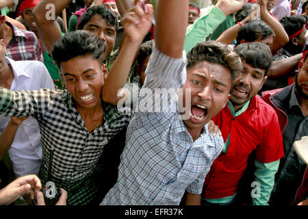 Dhaka, Bangladesch. 9. Februar 2015. Ein Verfechter der nationalen Transport Workers League, ein Flügel der Awami-Liga Regierungspartei ruft Parolen außerhalb des Büros des Amtes für Bangladesh Nationalist Party (BNP) Vorsitzenden Gulshan während einer Demonstration gegen die laufenden bundesweiten Blockade und Streik von der Opposition in Dhaka, Bangladesh, Montag, 9. Februar 2015 genannt © Suvra Kanti Das/ZUMA Wire/ZUMAPRESS.com/Alamy Live News Stockfoto