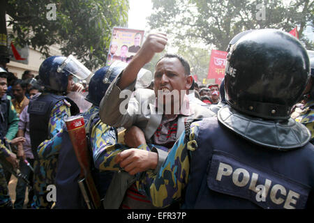 Dhaka, Bangladesch. 9. Februar 2015. Ein Verfechter der nationalen Transport Workers League, ein Flügel der Awami-Liga Regierungspartei ruft Parolen außerhalb des Büros des Amtes für Bangladesh Nationalist Party (BNP) Vorsitzenden Gulshan während einer Demonstration gegen die laufenden bundesweiten Blockade und Streik von der Opposition in Dhaka, Bangladesh, Montag, 9. Februar 2015 genannt © Suvra Kanti Das/ZUMA Wire/ZUMAPRESS.com/Alamy Live News Stockfoto