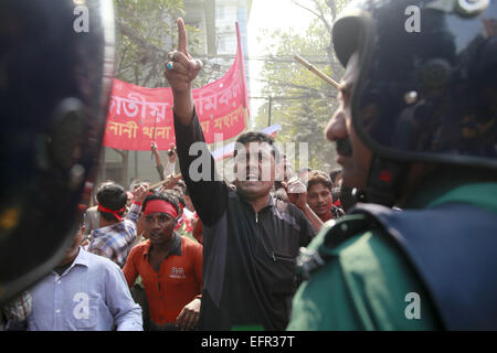 Dhaka, Bangladesch. 9. Februar 2015. Ein Verfechter der nationalen Transport Workers League, ein Flügel der Awami-Liga Regierungspartei ruft Parolen außerhalb des Büros des Amtes für Bangladesh Nationalist Party (BNP) Vorsitzenden Gulshan während einer Demonstration gegen die laufenden bundesweiten Blockade und Streik von der Opposition in Dhaka, Bangladesh, Montag, 9. Februar 2015 genannt © Suvra Kanti Das/ZUMA Wire/ZUMAPRESS.com/Alamy Live News Stockfoto