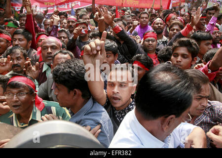 Dhaka, Bangladesch. 9. Februar 2015. Ein Verfechter der nationalen Transport Workers League, ein Flügel der Awami-Liga Regierungspartei ruft Parolen außerhalb des Büros des Amtes für Bangladesh Nationalist Party (BNP) Vorsitzenden Gulshan während einer Demonstration gegen die laufenden bundesweiten Blockade und Streik von der Opposition in Dhaka, Bangladesh, Montag, 9. Februar 2015 genannt © Suvra Kanti Das/ZUMA Wire/ZUMAPRESS.com/Alamy Live News Stockfoto