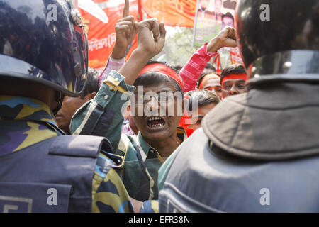 Dhaka, Bangladesch. 9. Februar 2015. Ein Verfechter der nationalen Transport Workers League, ein Flügel der Awami-Liga Regierungspartei ruft Parolen außerhalb des Büros des Amtes für Bangladesh Nationalist Party (BNP) Vorsitzenden Gulshan während einer Demonstration gegen die laufenden bundesweiten Blockade und Streik von der Opposition in Dhaka, Bangladesh, Montag, 9. Februar 2015 genannt © Suvra Kanti Das/ZUMA Wire/ZUMAPRESS.com/Alamy Live News Stockfoto