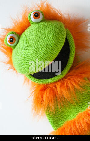 Weiches Kuscheltier grün und orange Frosch Handschuh Puppe setzen auf weißem Hintergrund Stockfoto