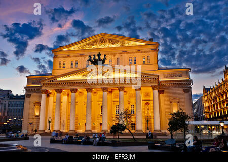 Das Bolschoi Theater Gebäude beleuchtet in der Abenddämmerung. Moskau, Russland. Stockfoto