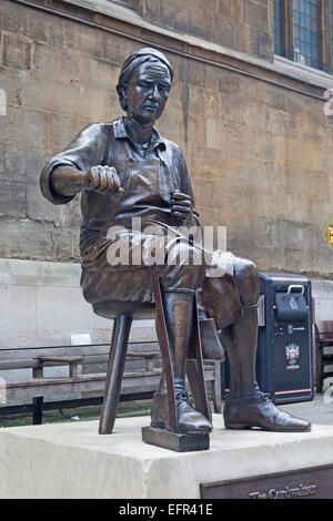 Stadt von London Alma Boyes' Statue von einem Cordwainer (Schuhmacher) in Watling Street Stockfoto