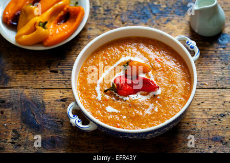 Gebratene Paprika und Tomaten-Suppe Stockfoto