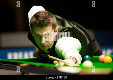 Berlin, Deutschland. 8. Februar 2015. Mark Selby (GBR) in Aktion während des Finales der Snooker German Masters 2015 in Berlin, Deutschland, 8. Februar 2015. Foto: Oliver Mehlis/Zb - Nr. WIRE SERVICE - © Dpa/Alamy Live-Nachrichten Stockfoto