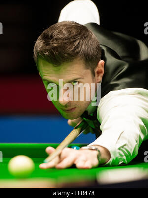 Berlin, Deutschland. 8. Februar 2015. Mark Selby (GBR) in Aktion während des Finales der Snooker German Masters 2015 in Berlin, Deutschland, 8. Februar 2015. Foto: Oliver Mehlis/Zb - Nr. WIRE SERVICE - © Dpa/Alamy Live-Nachrichten Stockfoto