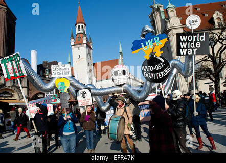 München, Deutschland. 7. Februar 2015. Viele Leute protestieren mit Banner und Schilder und tragen eine Symblic Kraken Darstellung der Nato, während einer Demonstration, die 7. Februar 2015 unter dem Motto "Kein Frieden mit der Nato" gegen der 51. Münchner Sicherheitskonferenz in München, Deutschland, stattfindet. Foto: Sven Hoppe/Dpa/Alamy Live News Stockfoto