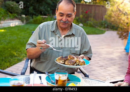 Mann im Garten essen Stockfoto