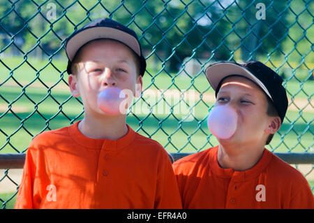 Zwei junge männliche Baseball-Spieler Seifenblasen mit bubblegum Stockfoto