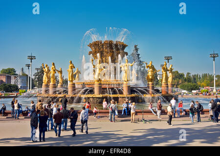 Touristen an der Freundschaft der Menschen Springbrunnen auf dem Allrussischen Ausstellungszentrum (VDNKh). Moskau, Russland. Stockfoto