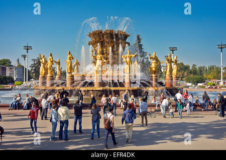 Touristen an der Freundschaft der Menschen Springbrunnen auf dem Allrussischen Ausstellungszentrum (VDNKh). Moskau, Russland. Stockfoto