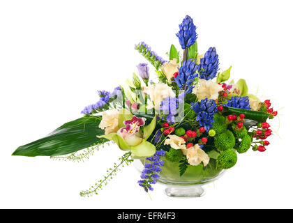 Strauß aus Orchideen und andere Blumen in Glasvase isoliert auf weißem Hintergrund. Closeup. Stockfoto