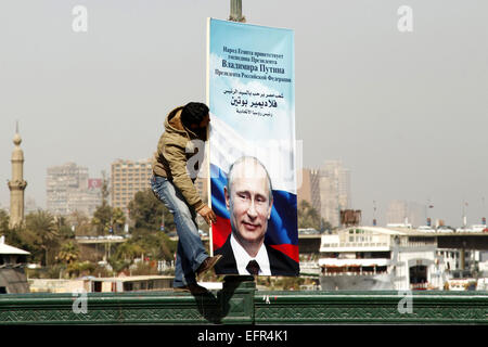 Kairo, Ägypten. 9. Februar 2015. Ein ägyptischer Arbeiter passt einen Banner zeigt das Porträt des russischen Präsidenten Vladimir Putin auf eine Kairo des 6. Oktober Brücke am 9. Februar 2015. Der russische Präsident Vladimir Putin besucht Ägypten am 10. Februar für einen zweitägigen Ausflug wie Moskau sieht seine Reichweite im bevölkerungsreichsten Land der arabischen Welt zu einem Zeitpunkt erweitern wenn Cairo-Washington Bindungen ausgefranste bleiben © Amr Sayed/APA Bilder/ZUMA Draht/Alamy Live News Stockfoto