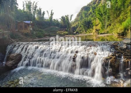 Kleinen Tien Sa-Wasserfall in Cat Cat Dorf Sapa, Vietnam. Stockfoto