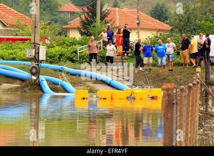 Menschen versuchen, Gegenstände, Tiere und Haustiere in der überfluteten Stadt Misia Nord-östlich von der bulgarischen Hauptstadt Sofia, Mittwoch, 6. August 2014 zu speichern. Beamte haben den Tod von zwei Menschen bestätigt und der heftigen Regenfälle haben Tausende von Häusern und Autos hinterlassen Stockfoto