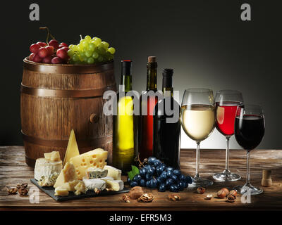 Stillleben mit Wein, Käse und Obst. Stockfoto