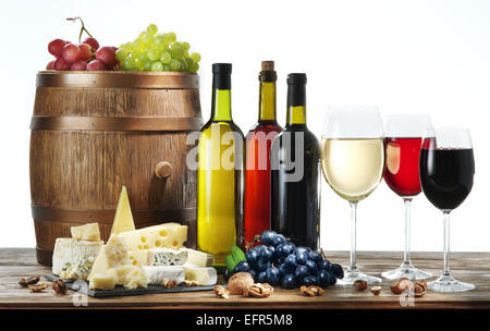 Stillleben mit Wein, Käse und Obst auf weißem Hintergrund. Stockfoto