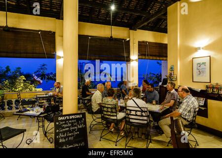 Leute sitzen bei der FCC, Foreign Correspondents Club Bar und Restaurant, Phnom Penh, Kambodscha. Stockfoto