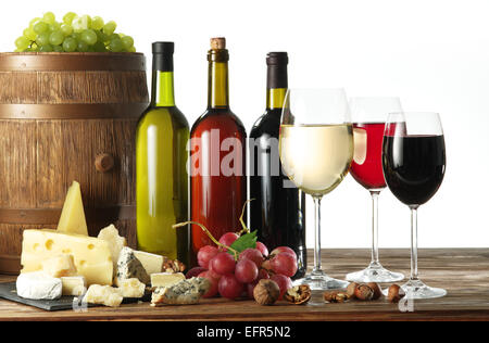 Stillleben mit Wein, Käse und Obst auf weißem Hintergrund. Stockfoto