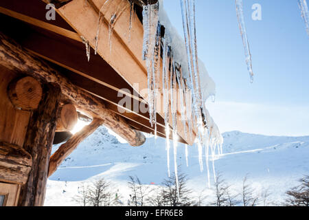 Eiszapfen auf Kabine Dach, Ushuaia, Feuerland, Argentinien Stockfoto