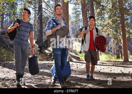 Drei junge Männer im Wald mit Campingausrüstung, Los Angeles, Kalifornien, USA Stockfoto