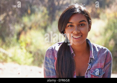 Porträt der jungen Frau im Wald, Los Angeles, Kalifornien, USA Stockfoto