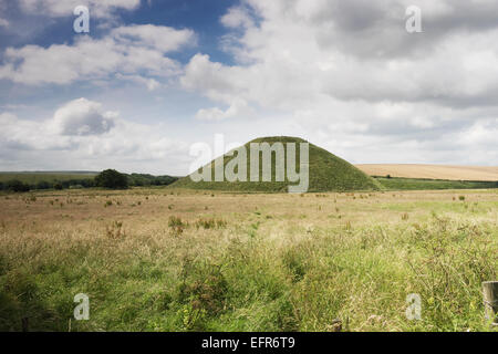 Silbury Hill in der Nähe von Avebury, Wiltshire, England, Großbritannien Stockfoto