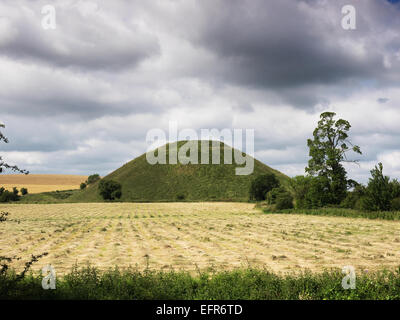 Silbury Hill in der Nähe von Avebury, Wiltshire, England, Großbritannien Stockfoto