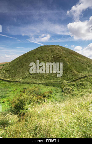 Silbury Hill in der Nähe von Avebury, Wiltshire, England, Großbritannien Stockfoto