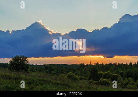 Wolkengebilde Sonnenuntergang. Stockfoto