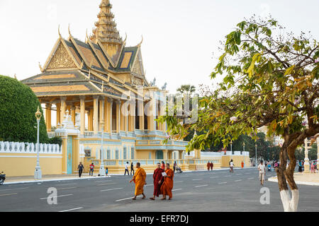 Buddhistische Mönche vor dem königlichen Palast, Phnom Penh, Kambodscha. Stockfoto