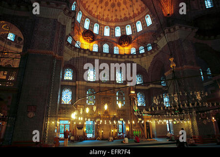 Innenraum der neuen Moschee oder Yeni Cami (1665), Istanbul, Türkei Stockfoto