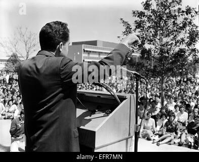 Richard Nixon-Kampagne für Gouverneur California 23. März 1962. Im Gespräch mit Studenten krähte Stockfoto