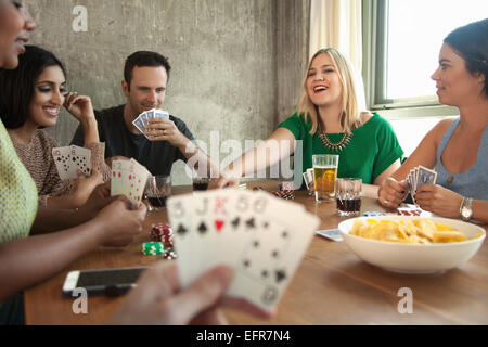 Gruppe von Freunden Spielkarten Tisch Stockfoto