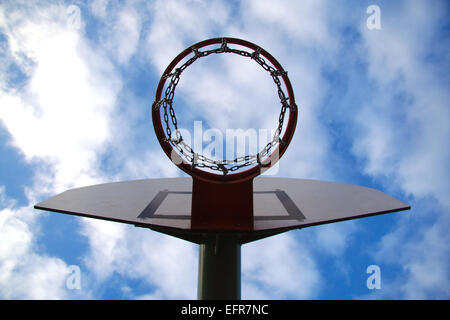 Basketball-Board und Reifen in einem städtischen Hintergrund von unten gesehen Stockfoto