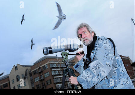 Peter Rock, ein Vogelgrippe-Spezialist abgebildet in Bristol, Erforschung den Aufstieg des städtischen Möwen. Stockfoto