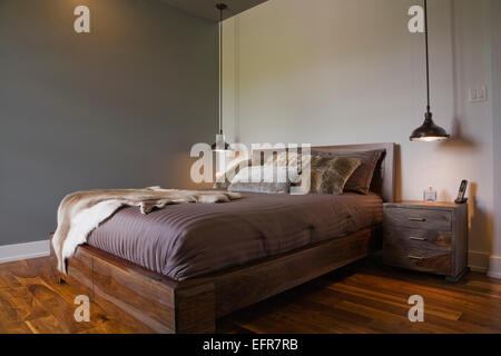 Queen Größe Bett aus Holz Nachttisch beleuchtete Lampe in Gästezimmer