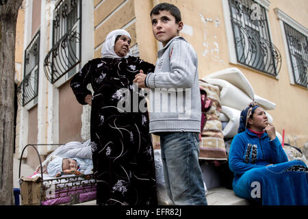 Suruc, Türkei. 8. Februar 2015. Flüchtlinge aus Kobane warten auf die offizielle Erlaubnis zur Rückkehr in ihre syrischen Heimat in Suruc, Türkei, 8. Februar 2015. Sie wollen das Flüchtlingslager auf der türkischen Seite zu verlassen, da ihre Heimat befreit worden und die islamischen Staat (IS)-Kämpfer wieder vertrieben wurden. Foto: Sebastian Backhaus/Dpa - NO-Draht-SERVICE-/ Dpa/Alamy Live News Stockfoto