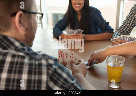 Gruppe von Freunden Spielkarten Tisch Stockfoto