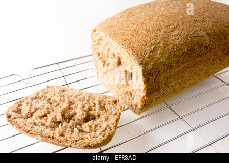 Kruste aus frisch gebackene Vollkorn Brot auf einem Draht Rack-Kühlung Stockfoto