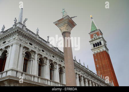 Eine niedrige Winkel Blick auf San Todaro Glockenturm und die Spalte von San Todaro in Venedig, Italien. Stockfoto