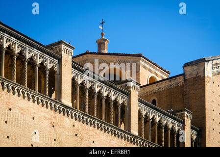 Italien, Abruzzen, Chieti, Dom - Basilika von St. Justin, 1069 von Bischof Attona, der Gehweg über dem Dach der Kirche geweiht. Stockfoto