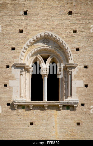 Chieti, Italien, Abruzzen, Dom - Basilika von St. Justin, zweibogigen Fenster des Glockenturms. Stockfoto