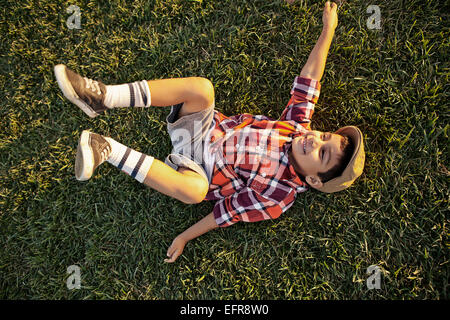 Junge liegend auf Rasen spielen Stockfoto