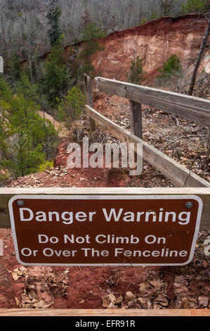 Warnschild „Danger Warning“ in der Nähe einer erodierenden Klippe entlang eines Wanderwegs am Providence Canyon in Lumpkin, Georgia. (USA) Stockfoto